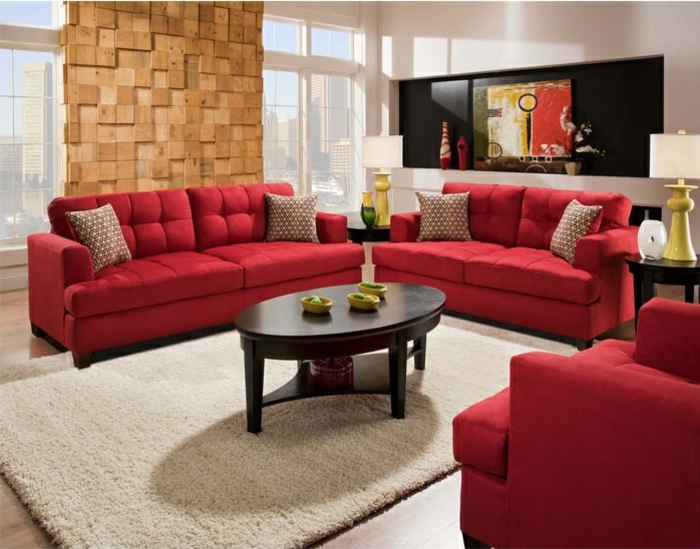 rote sofas wohnzimmer schöne akzentwand ovaler couchtisch