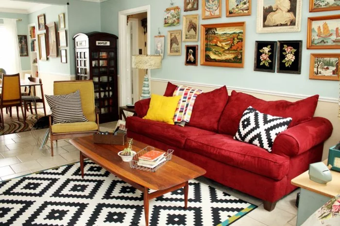 rote sofas wohnzimmer teppich geonetrisches muster