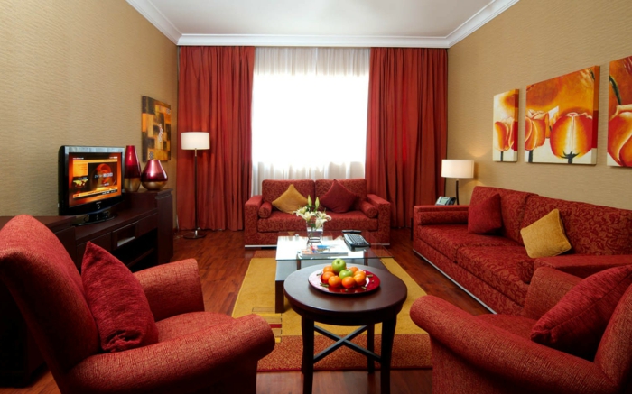 rotes sofa schönes muster wohnzimmer lange gardinen
