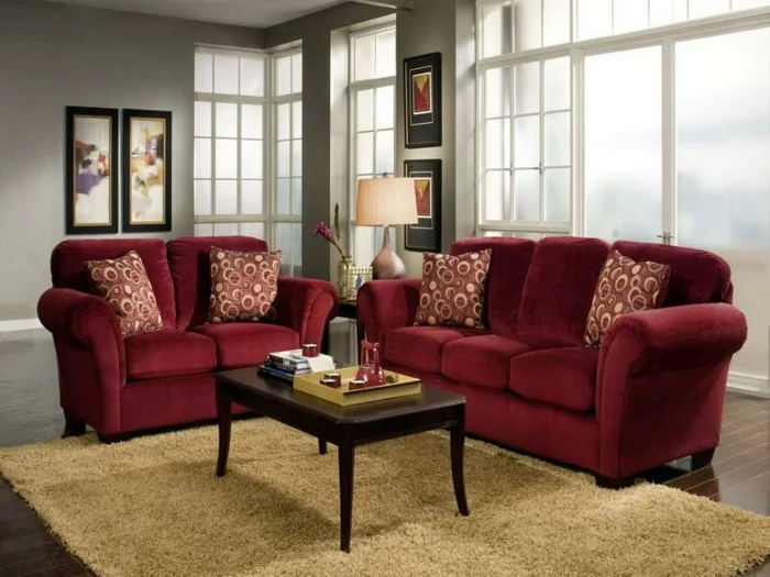 rotes sofa wohnzimmer einrichten beiger teppich