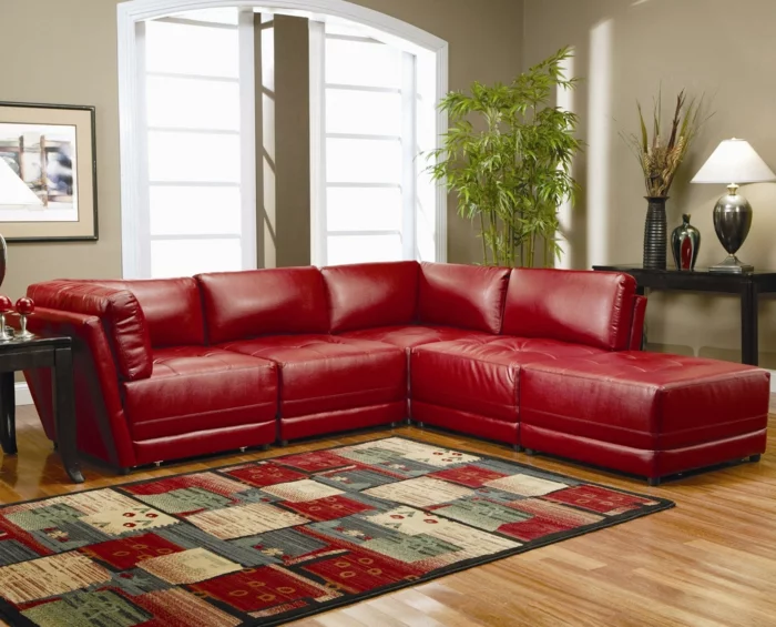 rotes sofa wohnzimmer einrichten toller teppich