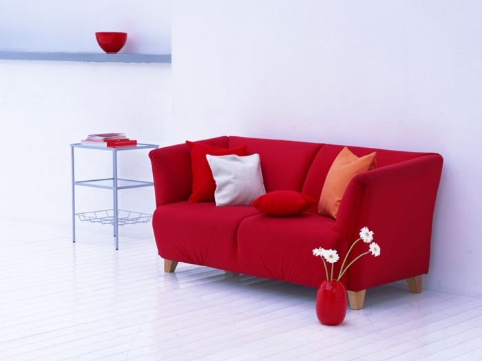 rotes sofa wohnzimmer einrichtung deko vase dekokissen