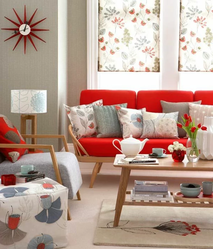 rotes sofa wohnzimmer farbige dekokissen vintage