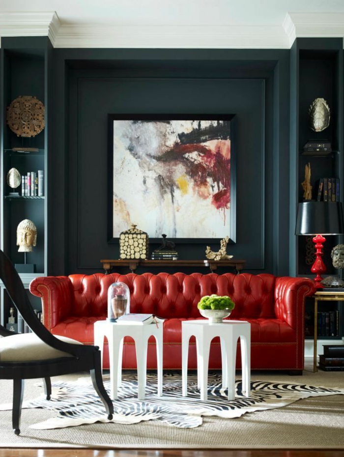 rotes sofa wohnzimmer weiße beistelltische fellteppich