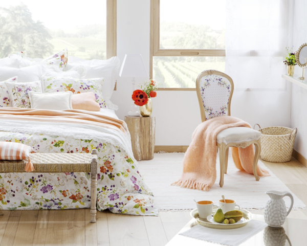 schlafzimmer design farbige bettwäsche holzboden beistelltisch