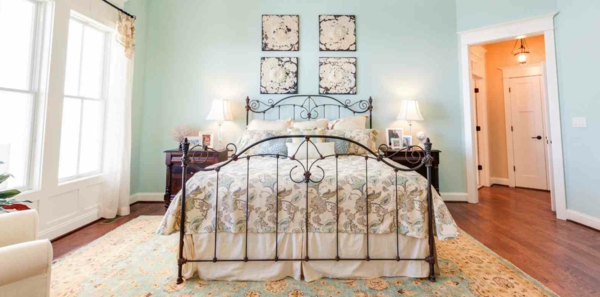 schlafzimmer design vintage stil einrichtung farbiger teppich luftige gardinen
