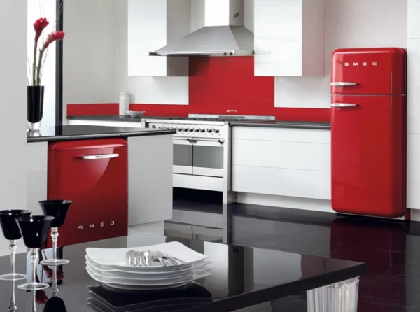 smeg kühlschrank moderne küche rot schwarz weiß