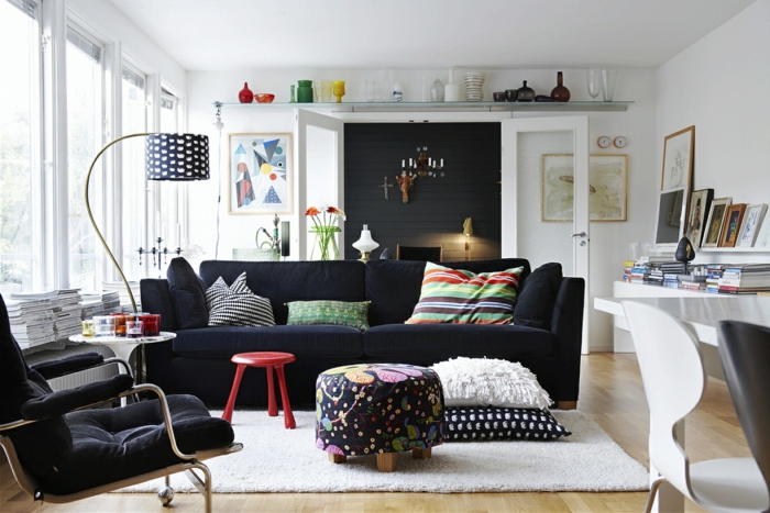 sofa kissen wohnzimmer dekoideen graues sofa roter hocker weißer teppich
