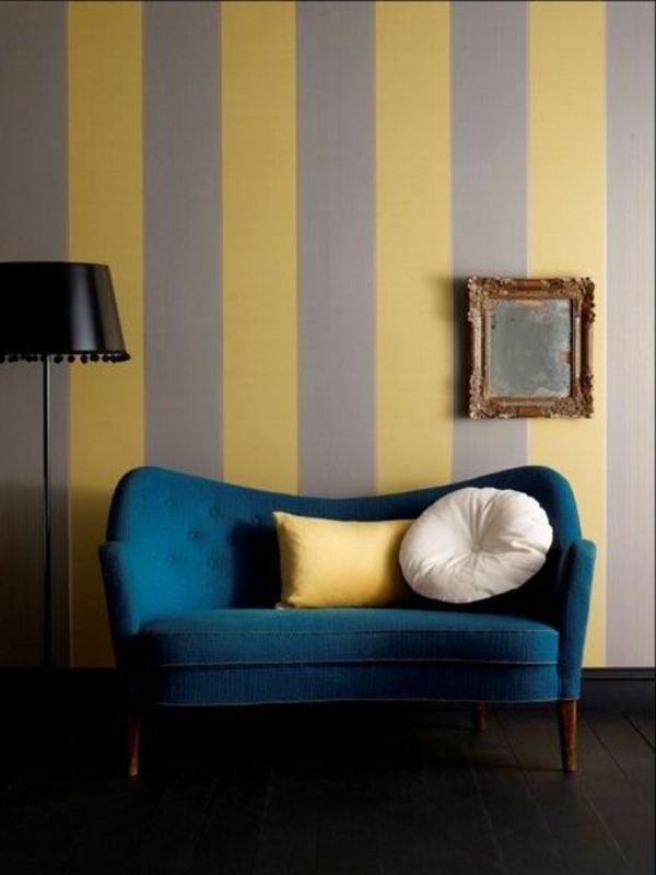 tapetenmuster streifen gelb beige komnination blaues sofa