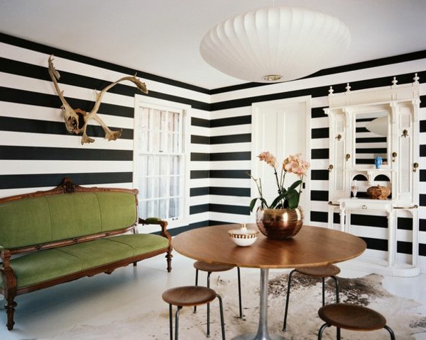 tapetenmuster streifen weiß schwarz grünes sofa