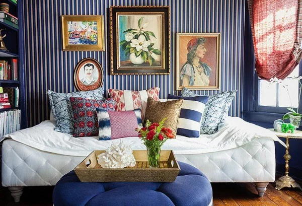 tapetenmuster wohnzimmer streifen bilder farbige dekokissen