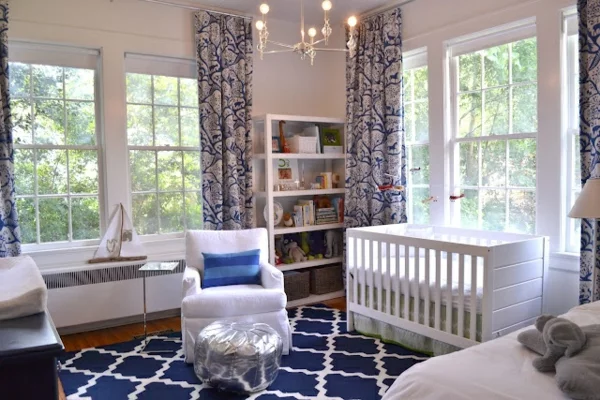 teppich babyzimmer elegantes muster lange gardinen