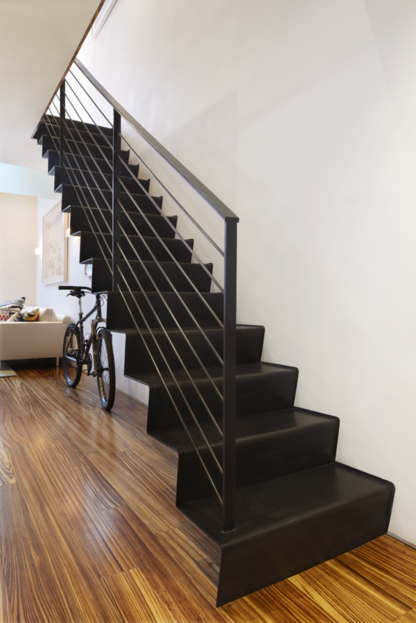 treppenhaus design schwarz metallgeländer stufen