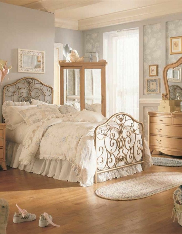 vintage schlafzimmer kleiner teppich kleiderschrank spiegeltüren