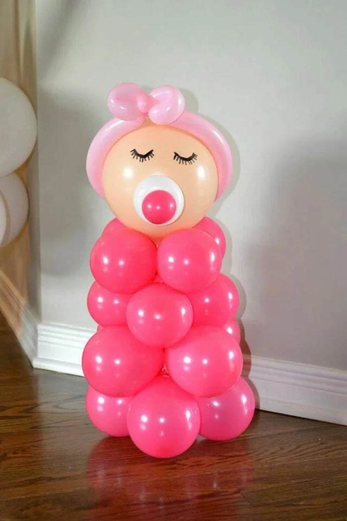 Babyparty deko aus luftballons in rosa baby figur