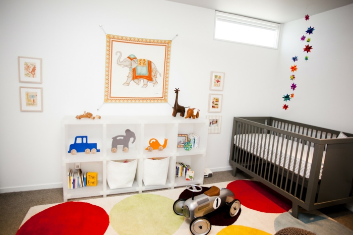 babyzimmer farbiger teppich schöne wanddeko offene regale
