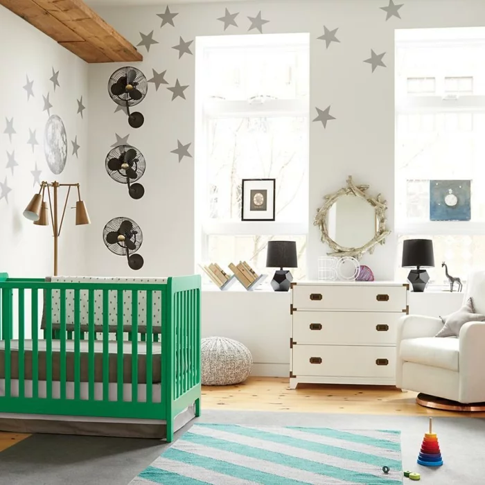 kinderzimmergestaltung babyzimmer grünes gitterbett teppich streifen coole wandgestaltung