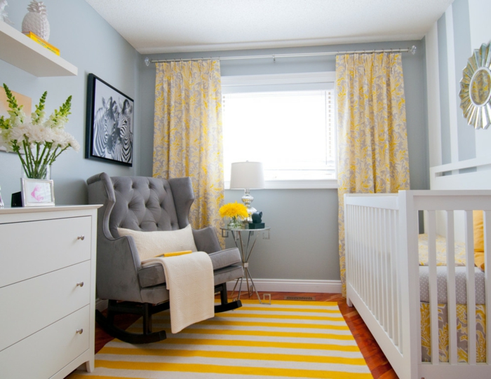 babyzimmer teppich streifen gelb weiß lange gardinen