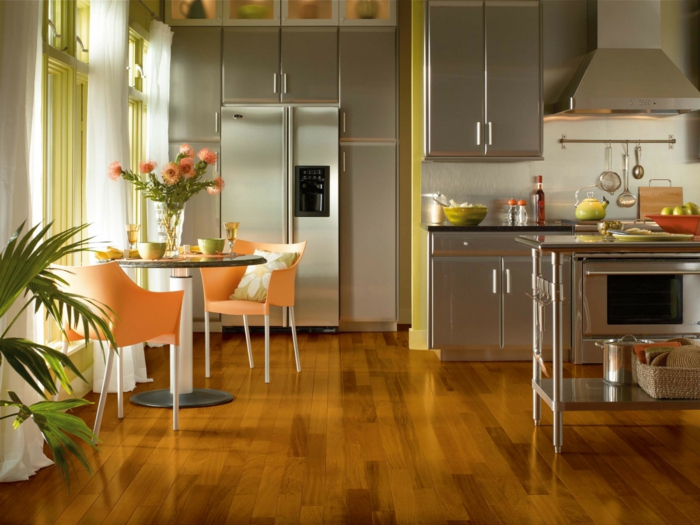 einrichtungsideen küche gestalten metall pflanzen orange küchenstühle