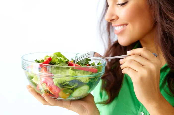erfolgreich abnehemen sich aufs essen konzentrieren salat essen
