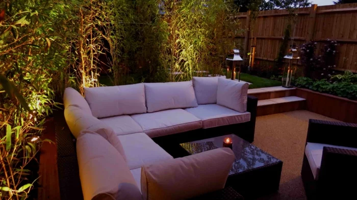gartengestaltung ideen gartenbeleuchtung bequemes sofa pflanzen