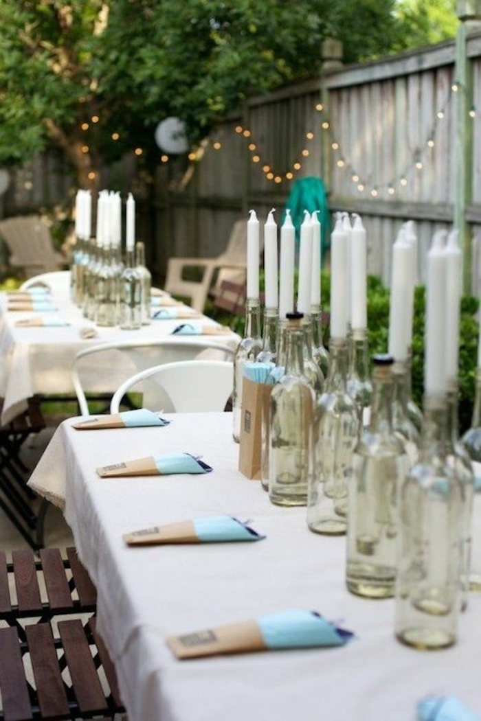 gartenparty outdoor tischdekoration glasflaschen weiße kerzen
