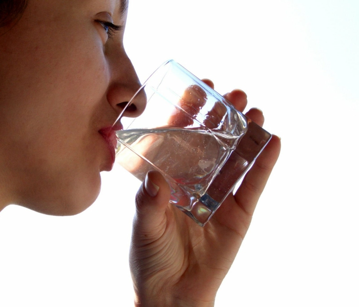 gesundes wasser glas wasser trinken gesund leben