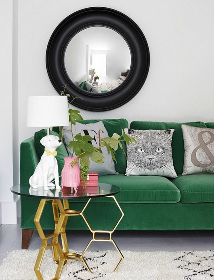 grünes sofa coole dekokissen wandspiegel teppich