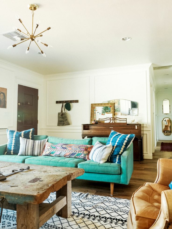 grünes sofa rustikaler tisch teppich hellbrauner sessel