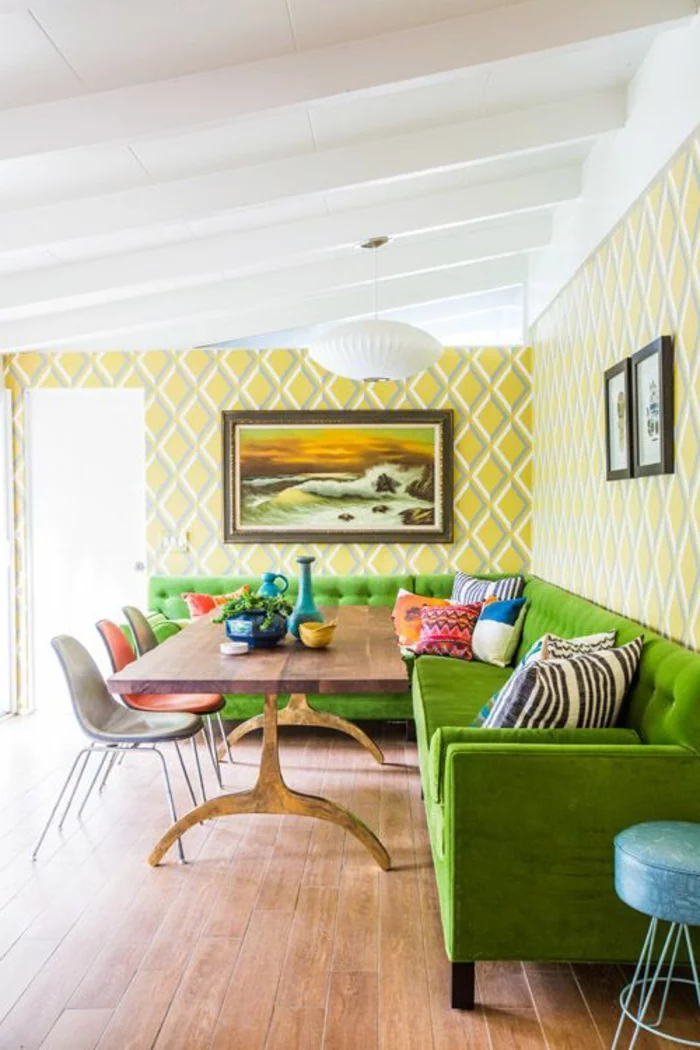 grünes sofa schöne wohnideen holzboden farbige dekokissen