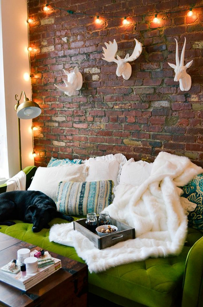 grünes sofa weiße decke wohnzimmer einrichten ziegelwand leuchterkette