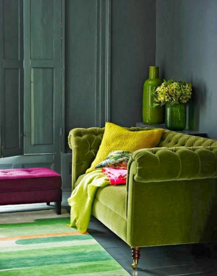 grünes sofa wohnzimmer einrichten farbiger teppich