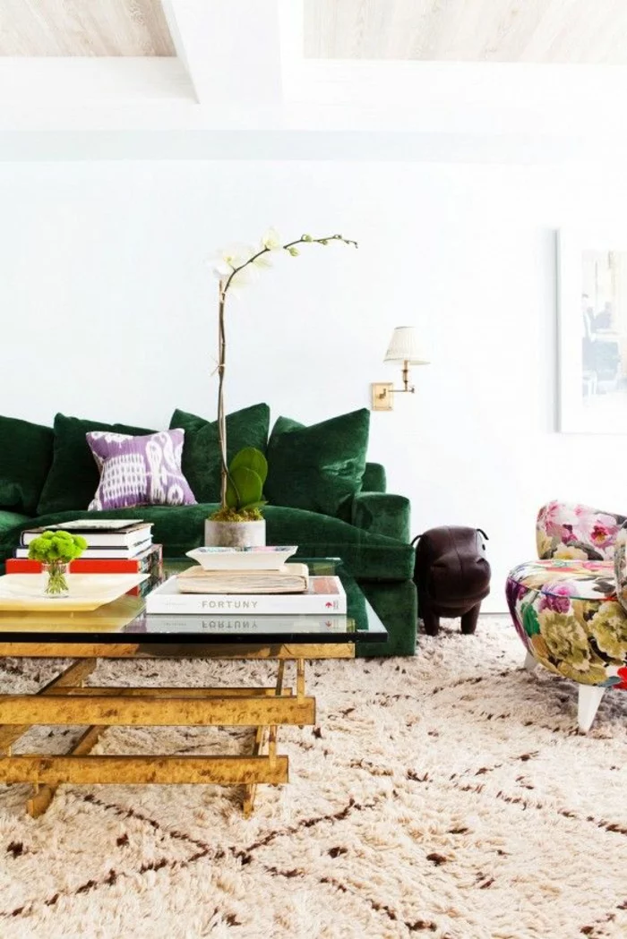 grünes sofa wohnzimmer teppich farbiger sessel