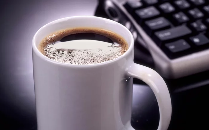 kaffee trinken morgens vor arbeit lifestyle