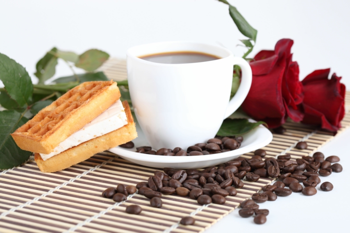 kaffee trinken pasende zeit frühstück rosen