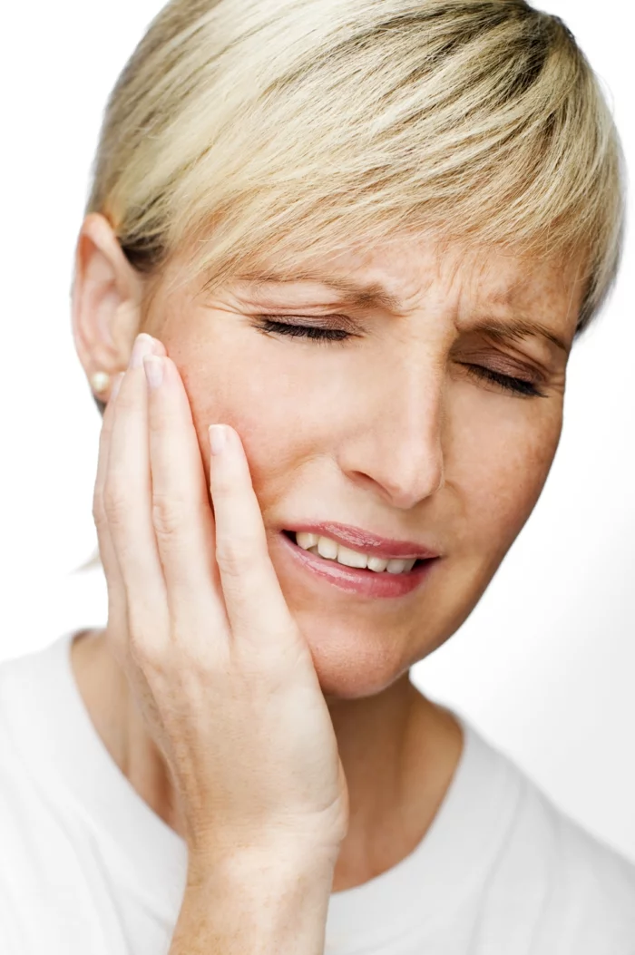 richtige zahnpflege karies zahnschmerzen frau 