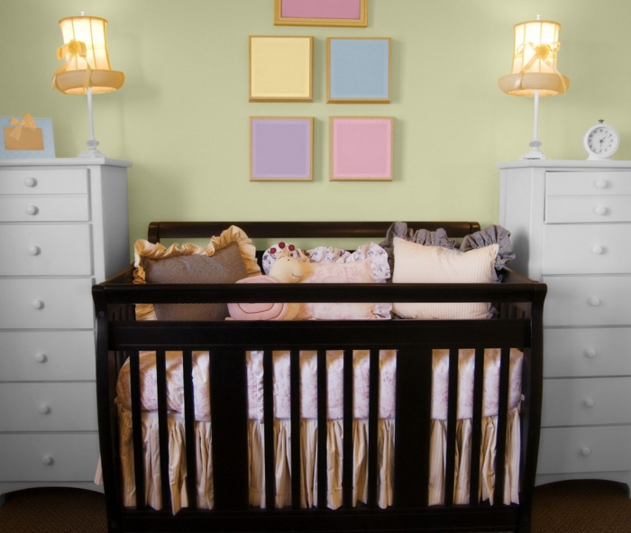 kinderzimmer gestalten babyzimmer grüne wandfarbe weiße kommoden
