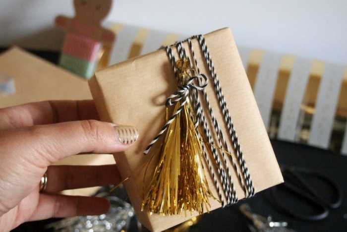 kissen design geschenkverpackung goldene quasten glänzend