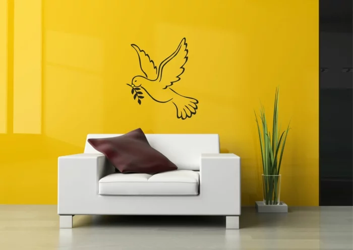 kreative wandgestaltung gelbe wandgestaltung wohnzimmer wandtattoo weißes sofa