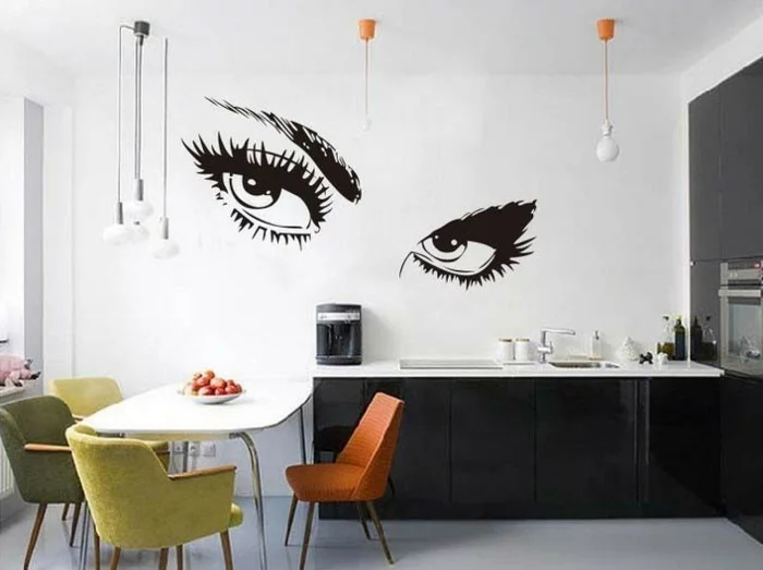 kreative wandgestaltung küche wandtattoo farbige küchenstühle