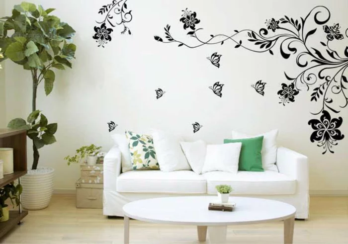 kreative wandgestaltung wandtattoo wohnzimmer weißes sofa pflanzen