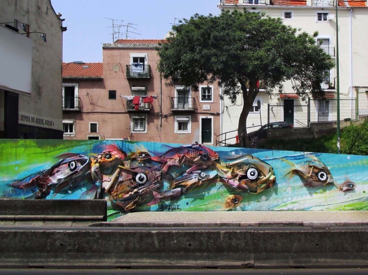 kunst aus müll streetart künstler Bordalo Segundo bunte fische