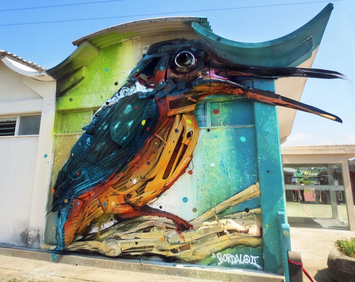 kunst aus müll streetart künstler Bordalo Segundo hausfassade vogel