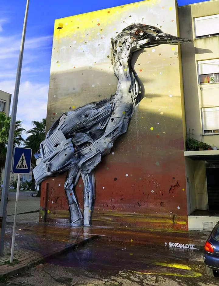 kunst aus müll streetart künstler Bordalo Segundo vogel riesig