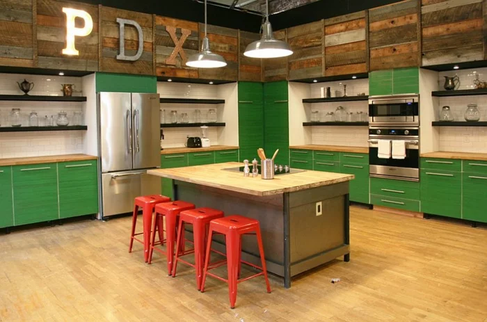 küchendesign grüne küchenschränke rote barhocker
