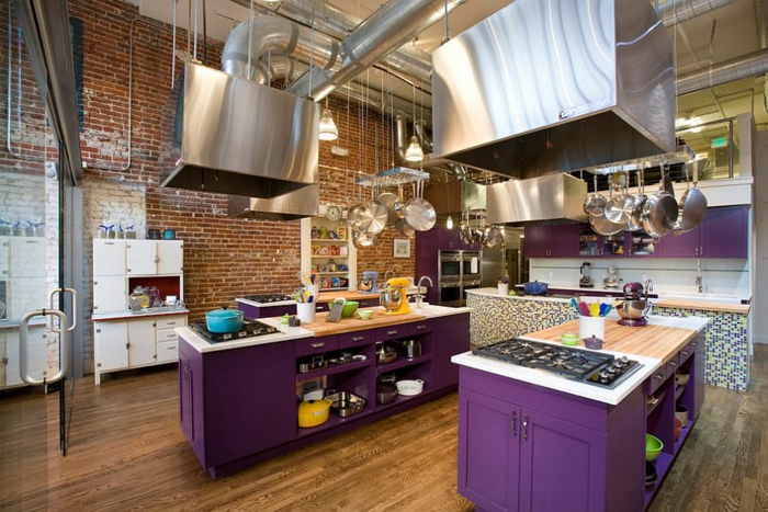 kücheneinrichtung modern industriell lila kücheninseln