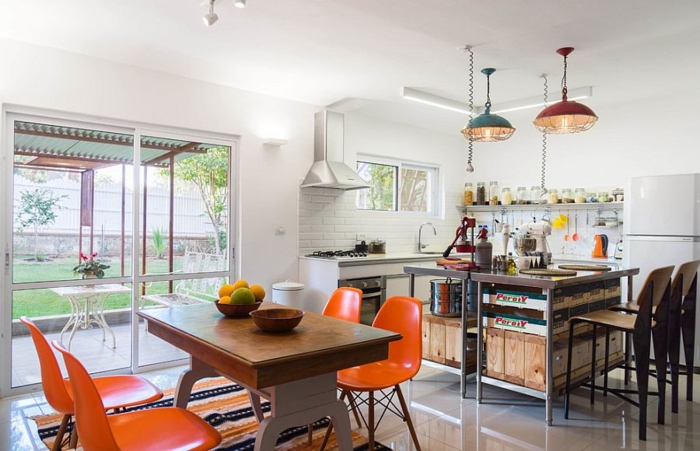 kücheneinrichtung orange küchenstühle farbige pendelleuchten