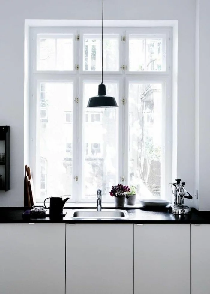 spülbecken kücheneinrichtung weiße küchenschränke schwarze arbeitsoberfläche