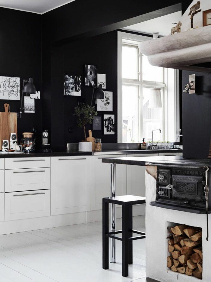 küchengestaltung ideen schwarze wandfarbe weiße küschenschränke