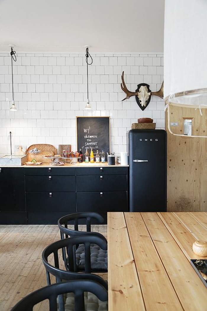 küchengestaltung schwarze küchenschränke stühle rustikaler tisch